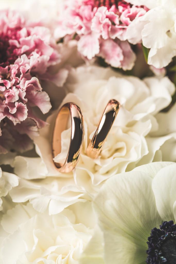 zár megjelöl kilátás esküvő gyűrű-menyasszonyi csokor  - Fotó, kép