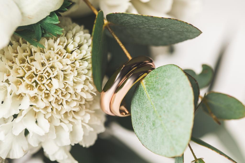 vista da vicino di fedi nuziali in bouquet da sposa
  - Foto, immagini