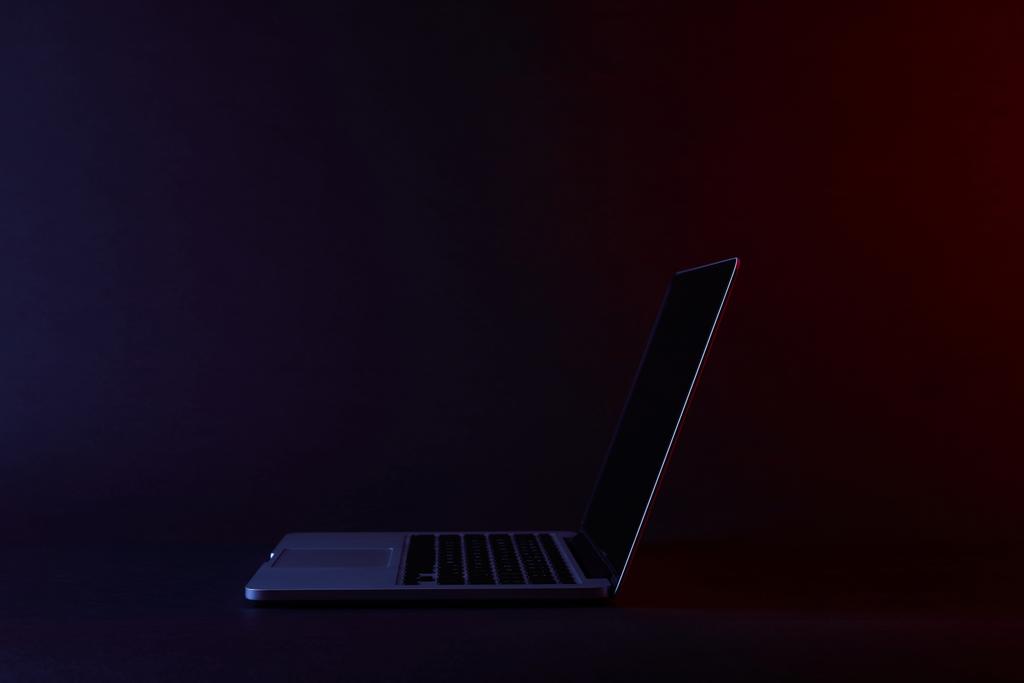 um laptop aberto na superfície escura
 - Foto, Imagem