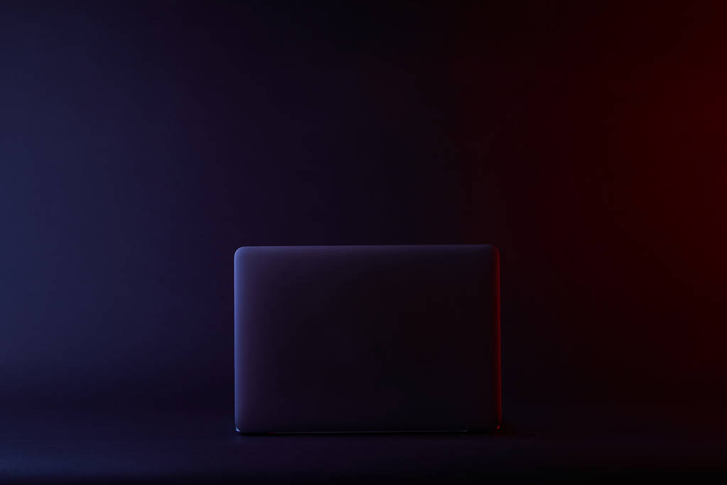 un ordinateur portable éteint sur la surface sombre
 - Photo, image