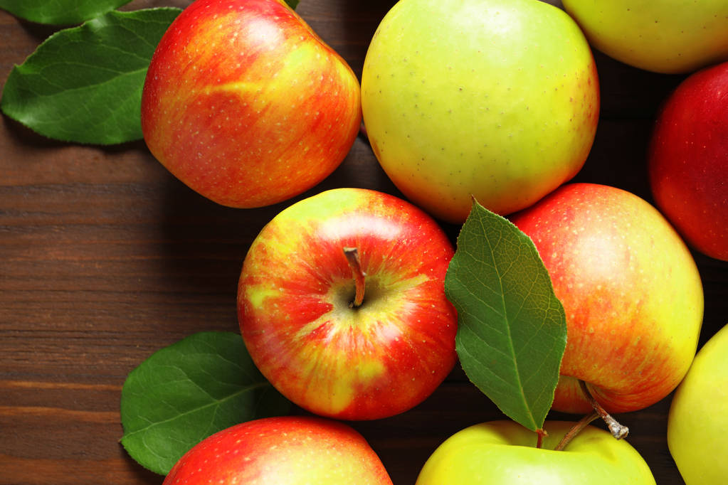 Созревшие сочные яблоки на деревянном столе
 - Фото, изображение