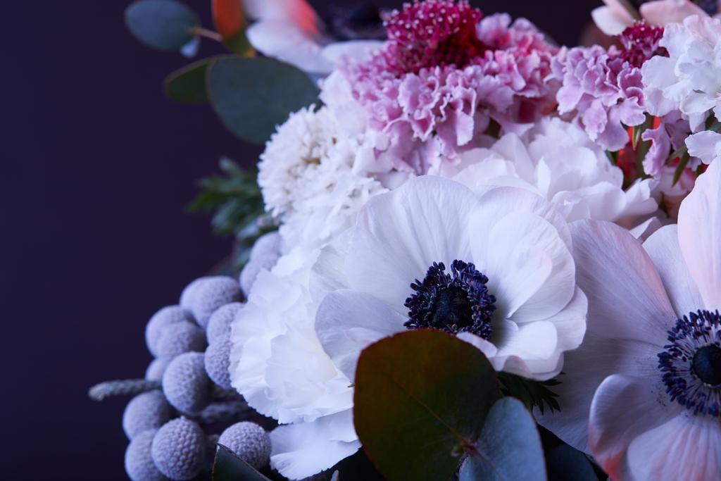 Kytice z krásných různých květin na tmavě - Fotografie, Obrázek