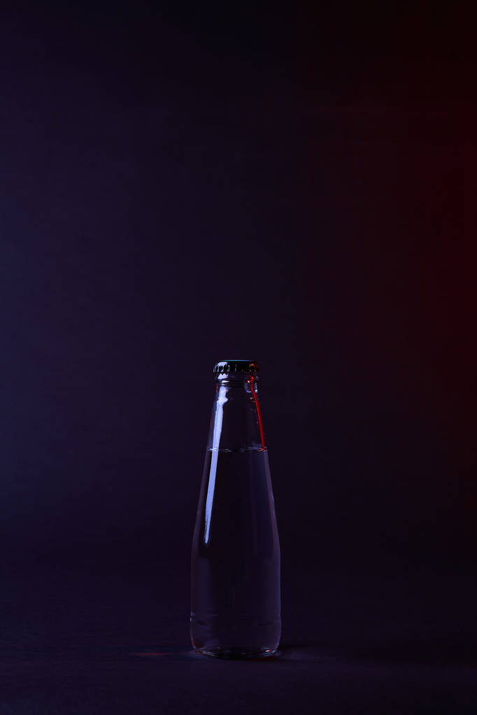 bouteille d'eau fermée sur une surface sombre
 - Photo, image