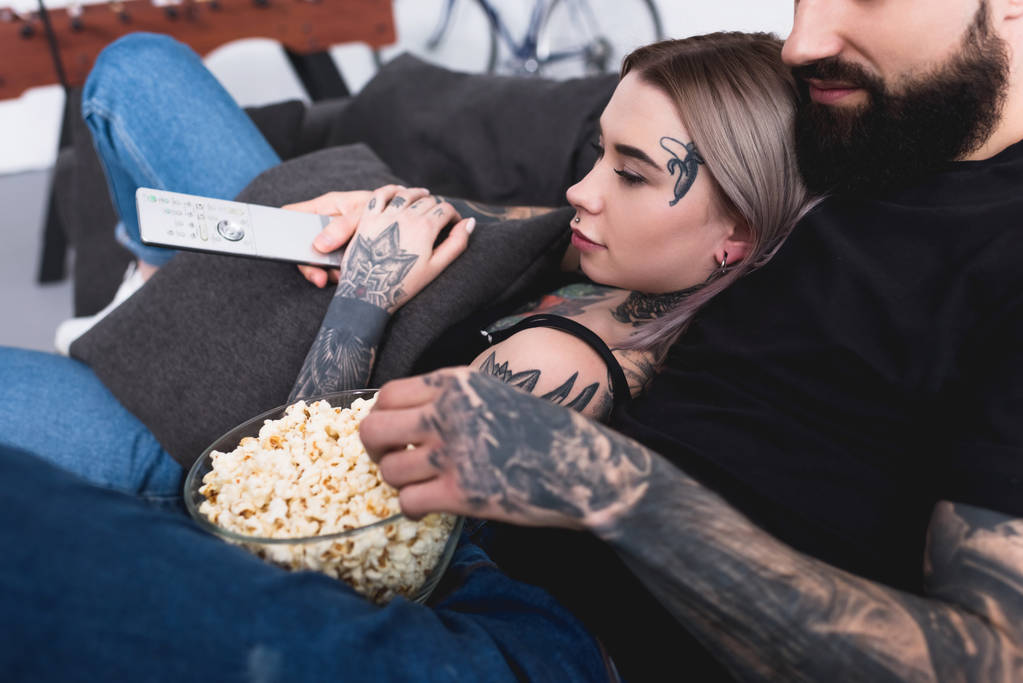 Oříznout obrázek vytetovat pár sledování televize s popcorn doma - Fotografie, Obrázek