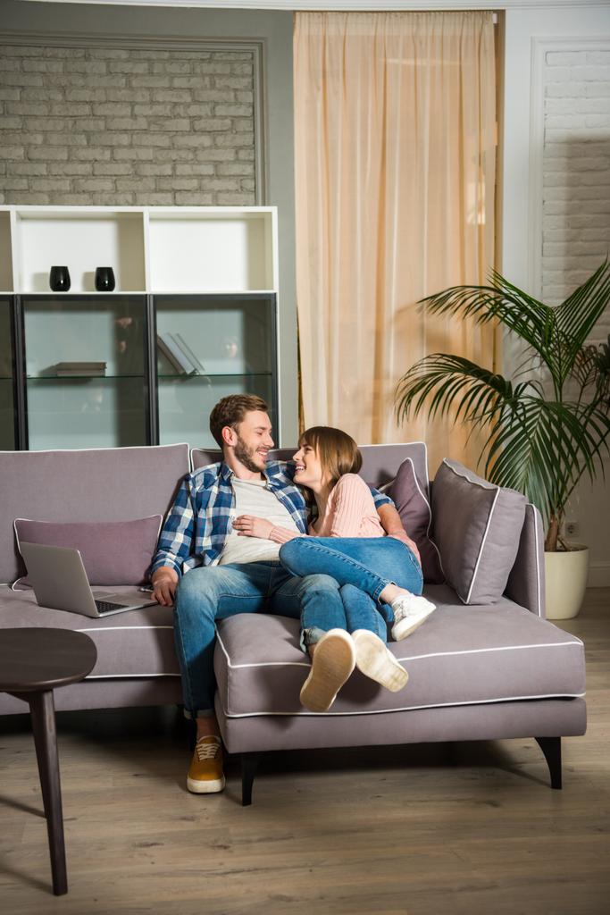 Jeune couple couché sur le canapé dans le salon moderne
 - Photo, image