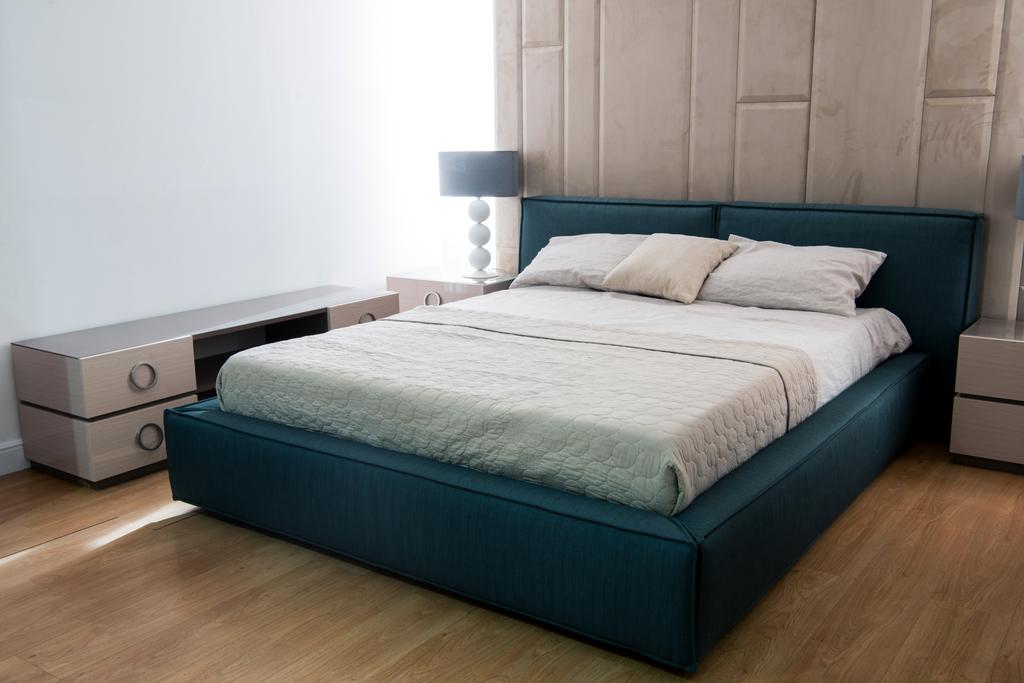 Interior do quarto acolhedor com almofadas na cama em design moderno
 - Foto, Imagem