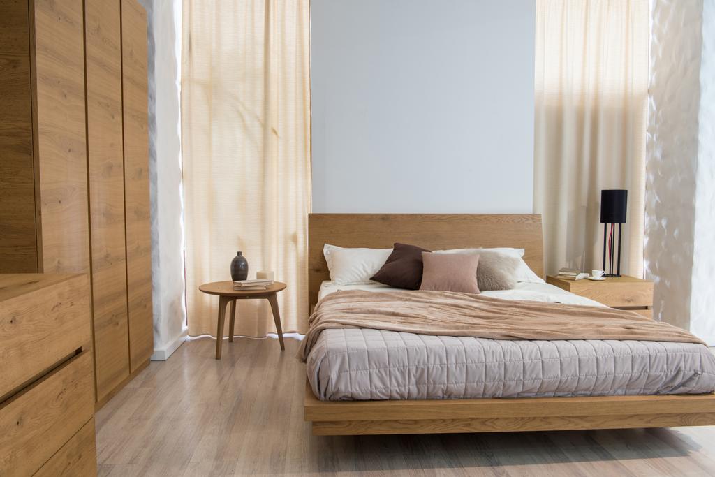 Εσωτερικό του άνετο υπνοδωμάτιο με ντουλάπα και κρεβάτι με μοντέρνο σχεδιασμό - Φωτογραφία, εικόνα