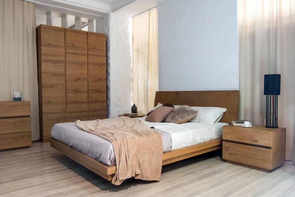 Інтер'єр затишної сучасної спальні з шафою і ліжком
 - Фото, зображення