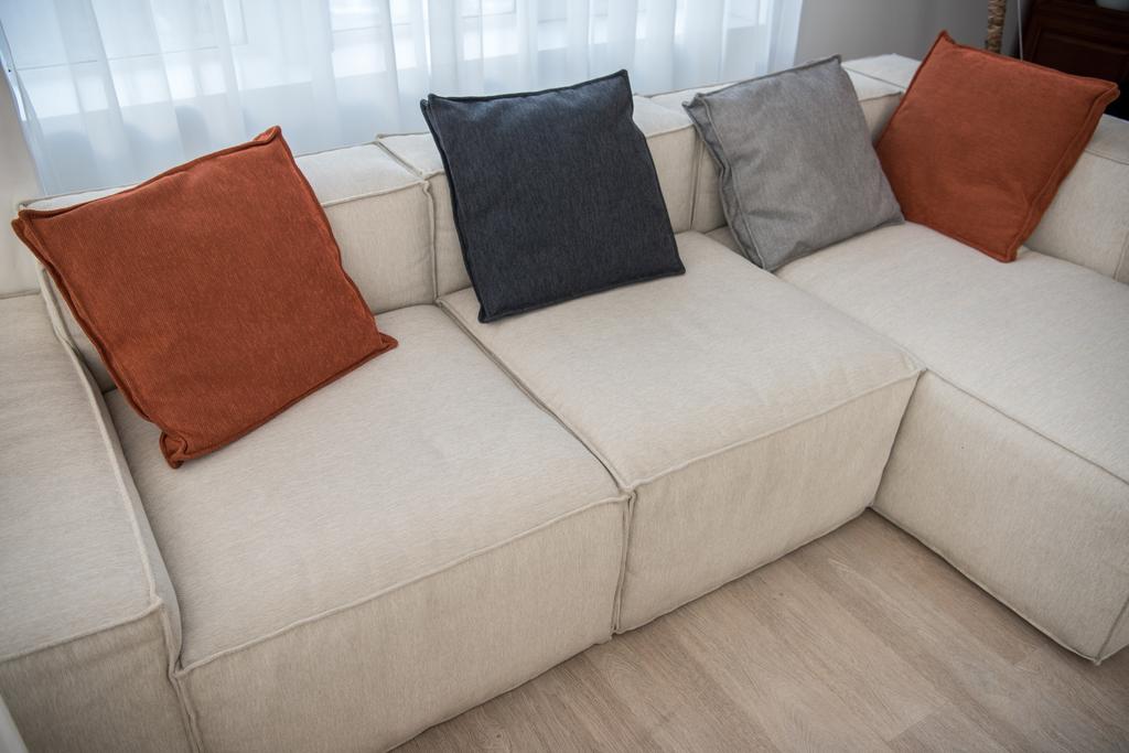 Vista ad alto angolo del divano con cuscini multicolore
  - Foto, immagini