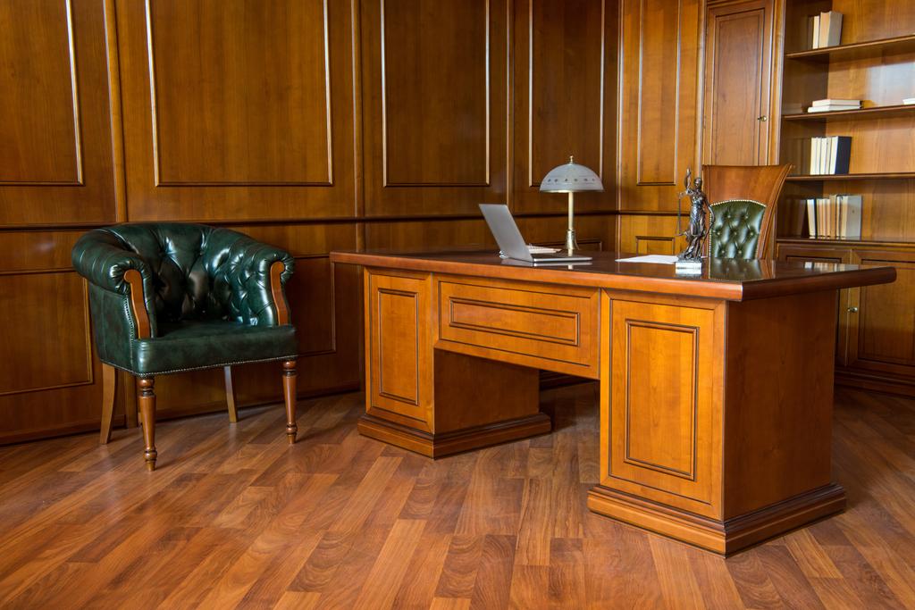 Interiér místnosti úřadu s židlemi a dřevěný stůl v klasickém provedení - Fotografie, Obrázek