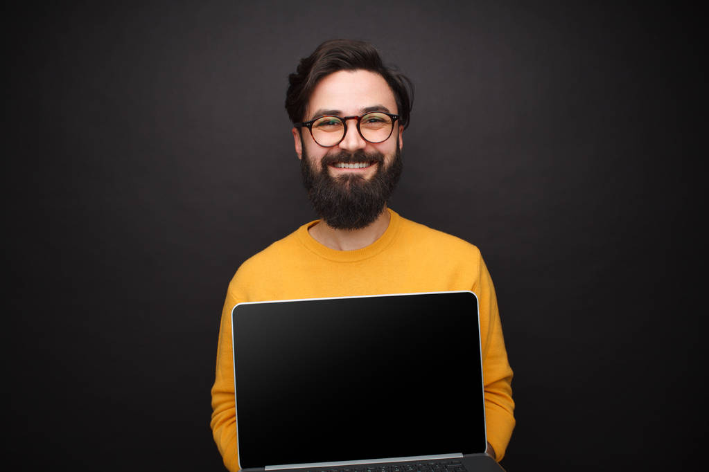 uomo sorridente e tenendo il computer portatile
 - Foto, immagini
