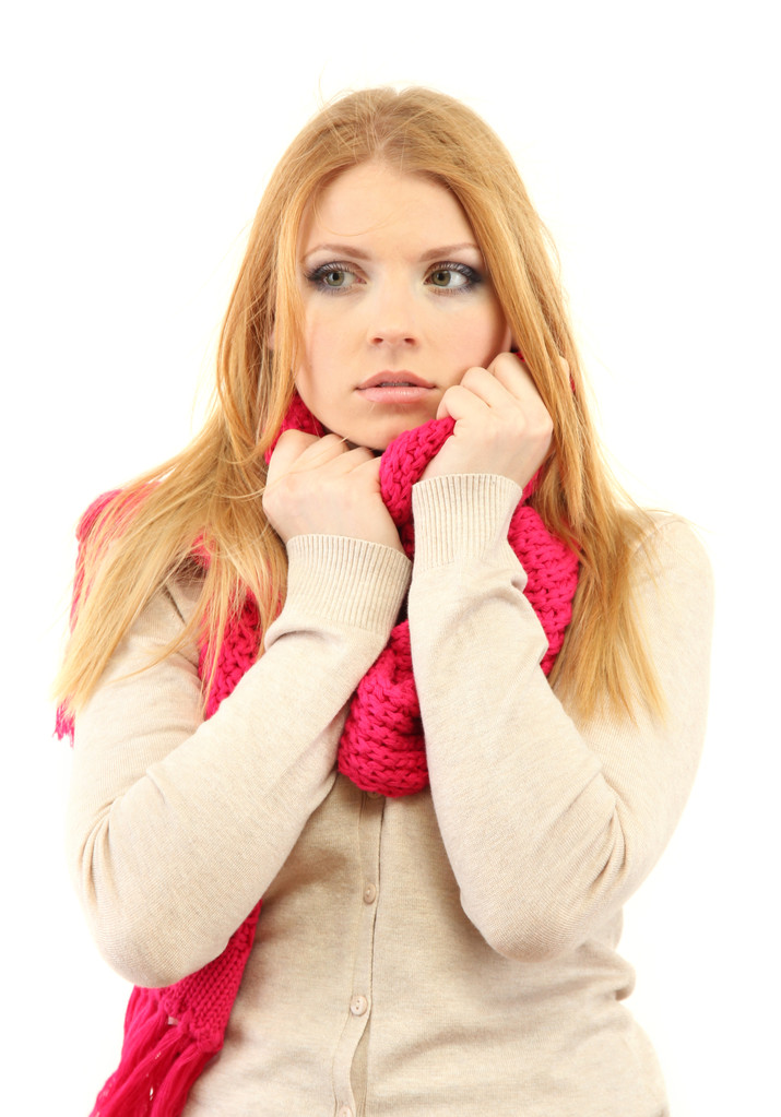 junge schöne Frau in Winterkleidung bei kaltem Wind, isoliert auf weiß - Foto, Bild