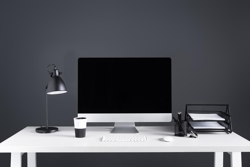 İşyerinde klavye ve bilgisayar fare ile boş ekran ile modern masaüstü bilgisayar  - Fotoğraf, Görsel