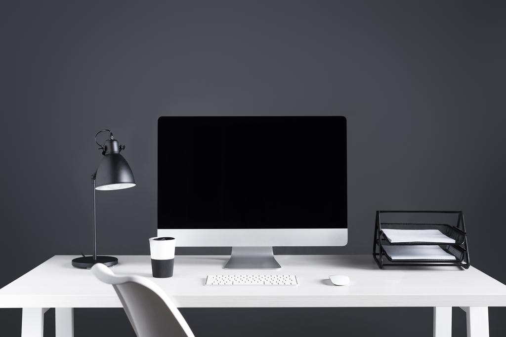 İşyerinde klavye ve bilgisayar fare ile boş ekran ile masaüstü bilgisayar  - Fotoğraf, Görsel