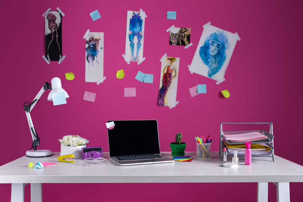 Laptop mit leerem Bildschirm und Büromaterial am Arbeitsplatz des Modedesigners - Foto, Bild