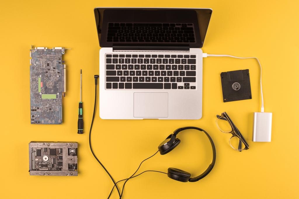 felülnézet, laptop, fejhallgató, szemüveg és eszközök, sárga  - Fotó, kép
