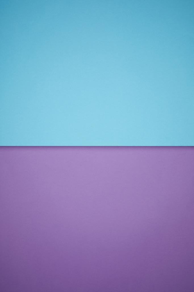 Geometrischer strukturierter Hintergrund mit blauem und lila Papier - Foto, Bild