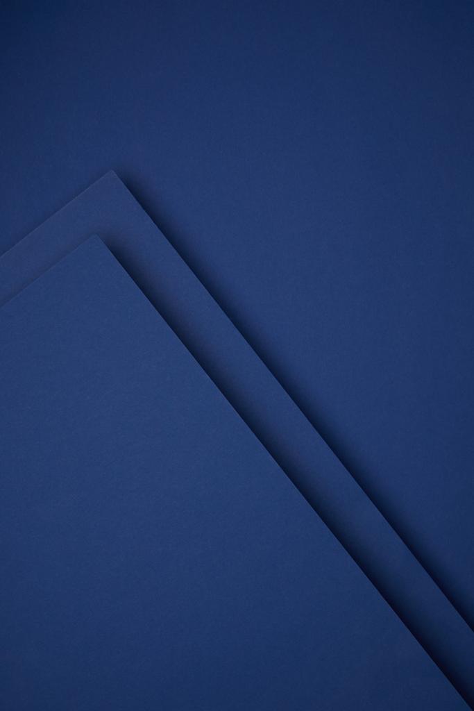 σκούρο αφηρημένα φόντο κατασκευασμένα από μπλε έγχρωμο χαρτί  - Φωτογραφία, εικόνα
