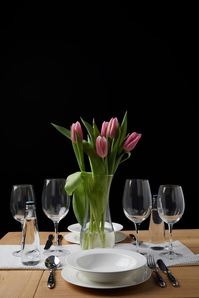 Nakrycie stołu z sztućce i talerze na stole z kwiatami - Zdjęcie, obraz