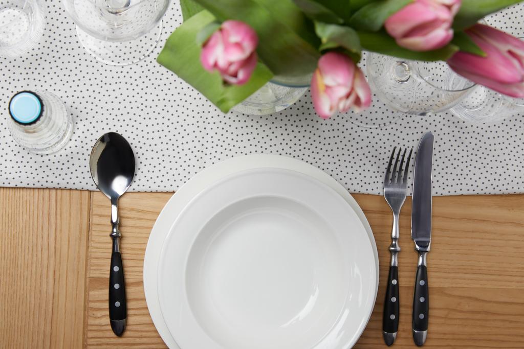 Obiadowy z płyty na stole z kwiaty w wazonie - Zdjęcie, obraz