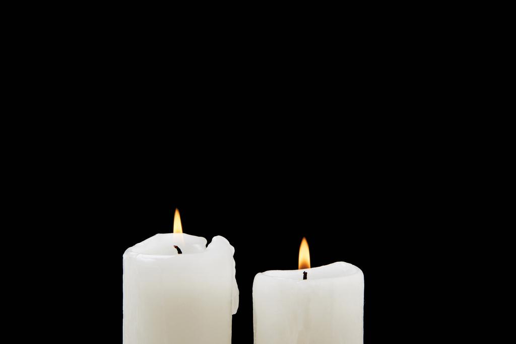 Grandes velas em chamas isoladas em preto
 - Foto, Imagem