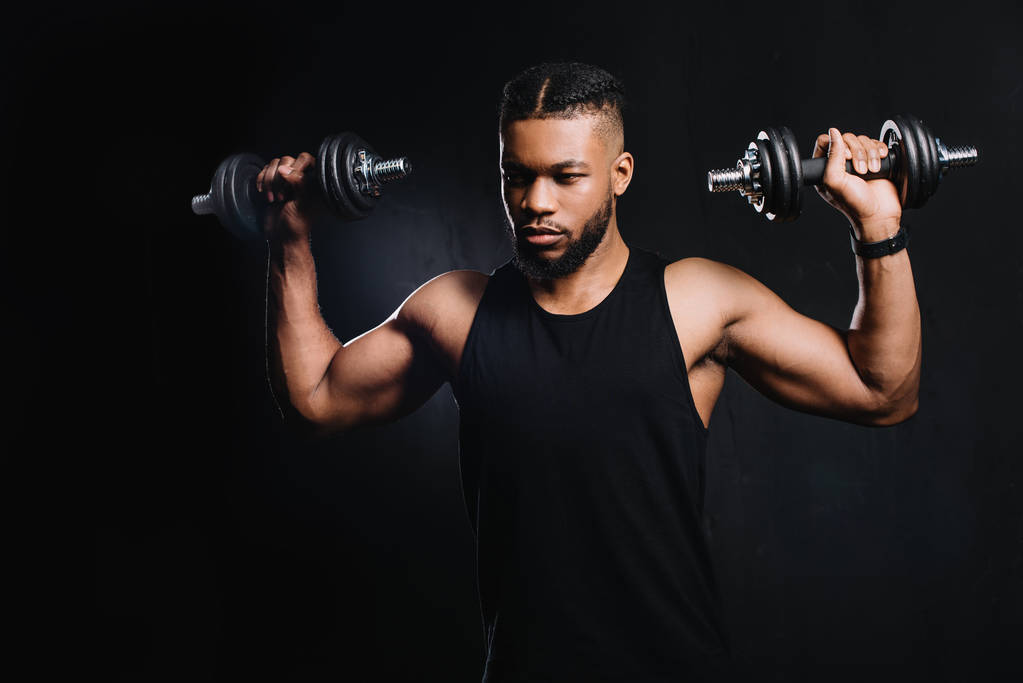 bello muscolare africano americano uomo esercizio con manubri su nero
 - Foto, immagini