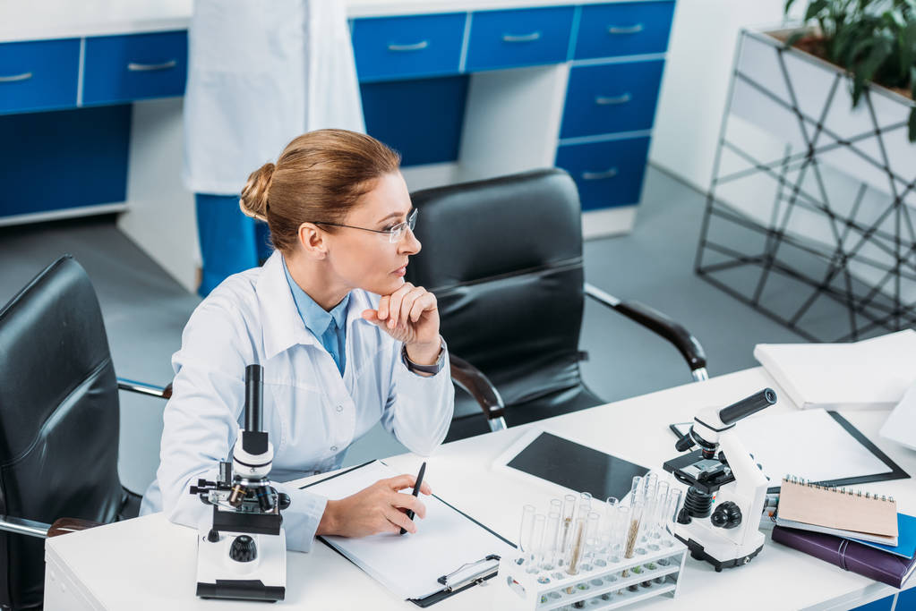 Peniksen naistutkijan valikoiva keskittyminen työpaikalla kollegan ollessa laboratoriossa
 - Valokuva, kuva