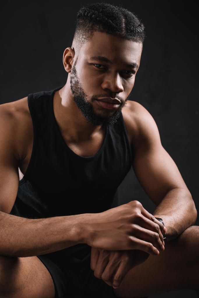 guapo joven afroamericano deportista mirando la cámara en negro
 - Foto, Imagen