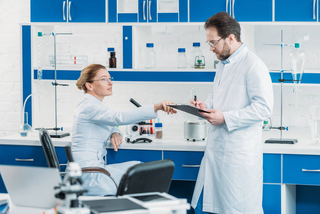 naukowców w białych płaszczach i okulary pracy w laboratorium - Zdjęcie, obraz