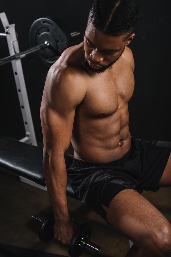 alto ángulo vista de muscular sin camisa africano americano hombre entrenamiento con dumbbell
 - Foto, imagen