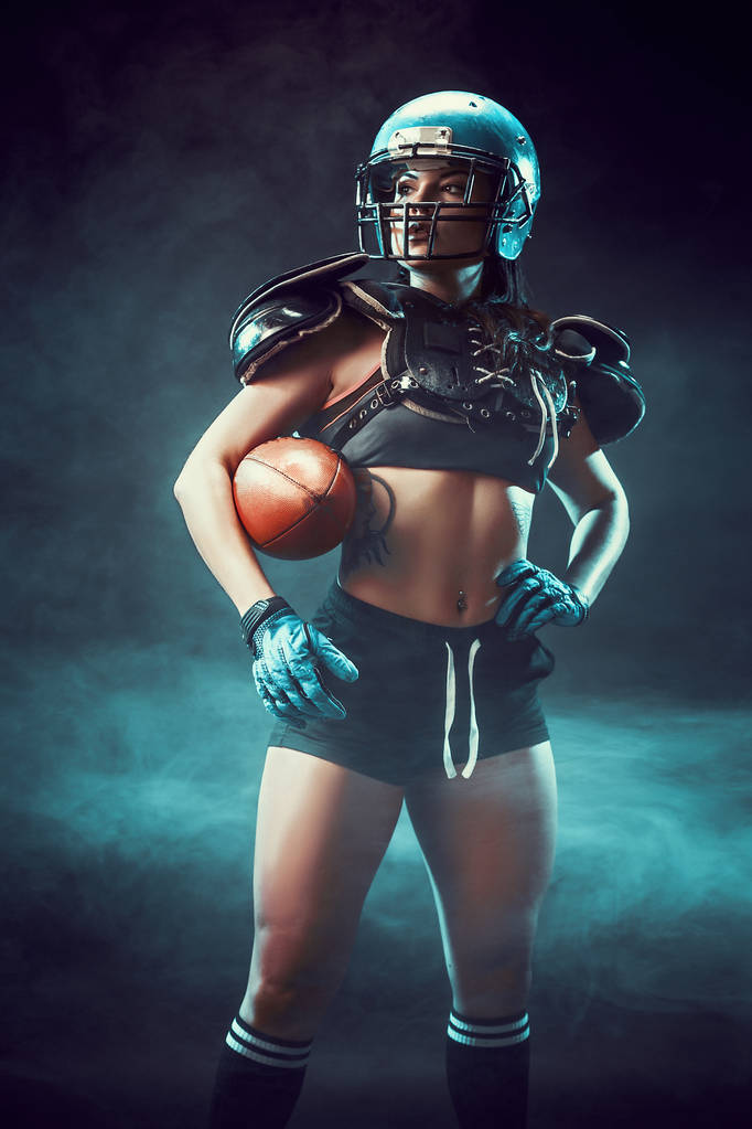 Mujer competitiva con pelota de rugby
 - Foto, imagen