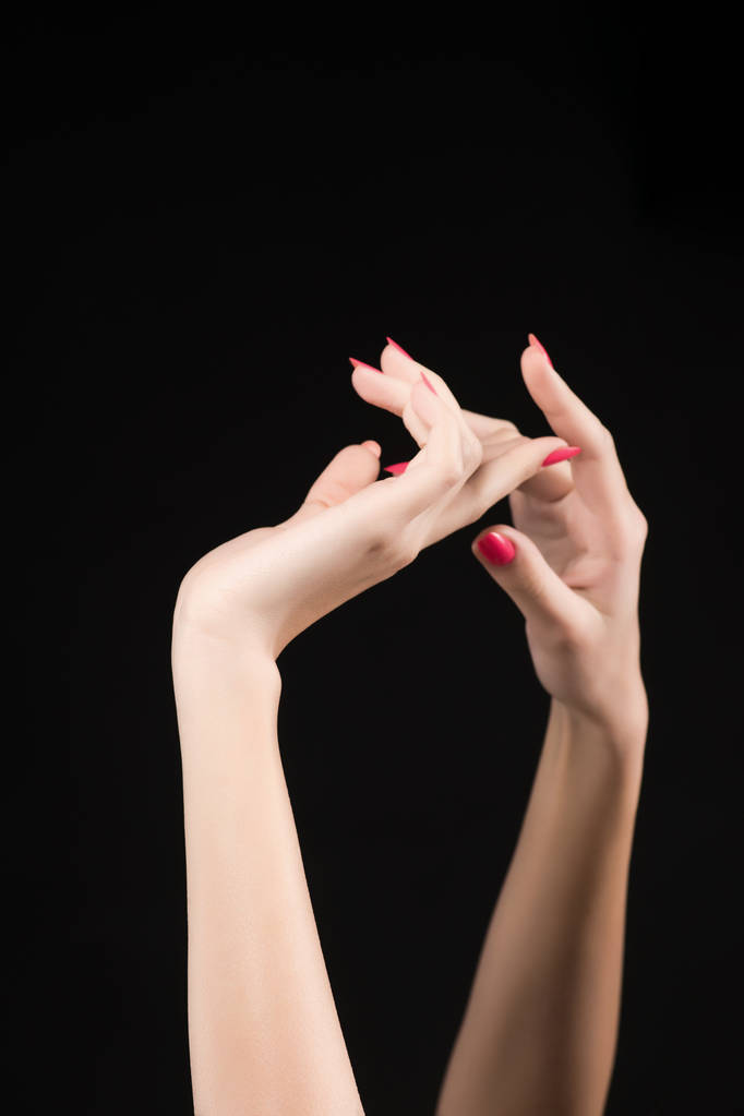 mooie vrouw handen met roze manicure op de nagels geïsoleerde o - Foto, afbeelding
