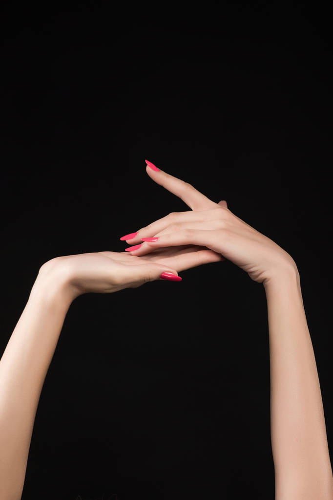 kaunis nainen kädet vaaleanpunainen manikyyri kynnet eristetty o
 - Valokuva, kuva