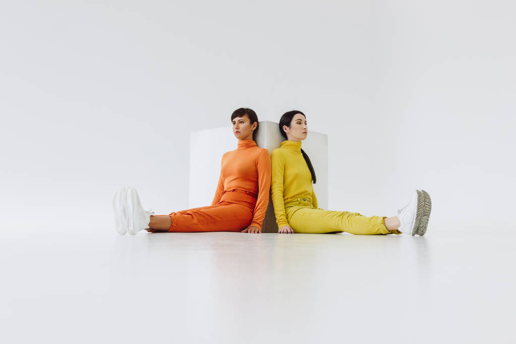dos mujeres en cubo blanco
 - Foto, imagen