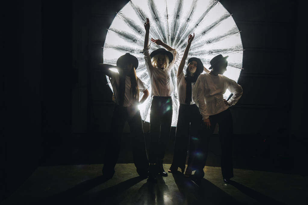 neljä naista siluetti
 - Valokuva, kuva
