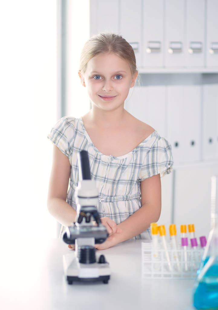 kız öğrenci fen bilgisi dersinde mikroskop aramak - Fotoğraf, Görsel
