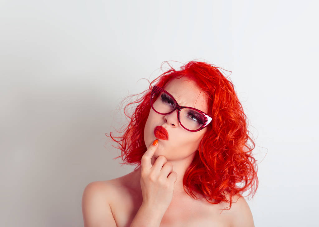 Escéptico. Retrato de primer plano mujer escéptica confundida con gafas, mirando hacia el lado
 - Foto, imagen