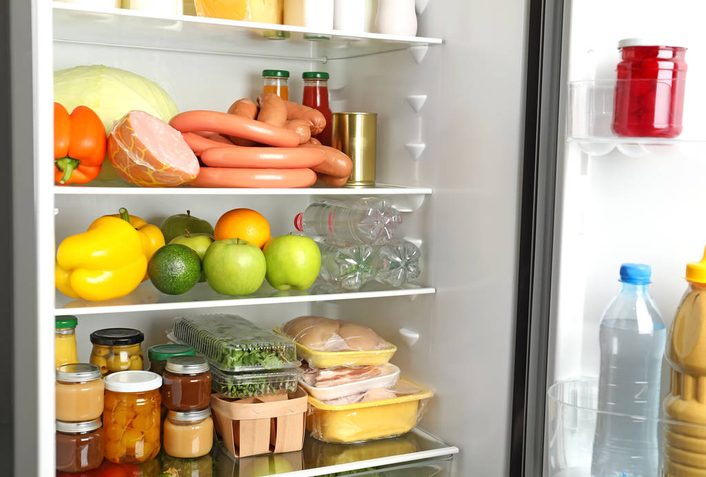De nombreux produits frais différents dans le réfrigérateur moderne
 - Photo, image
