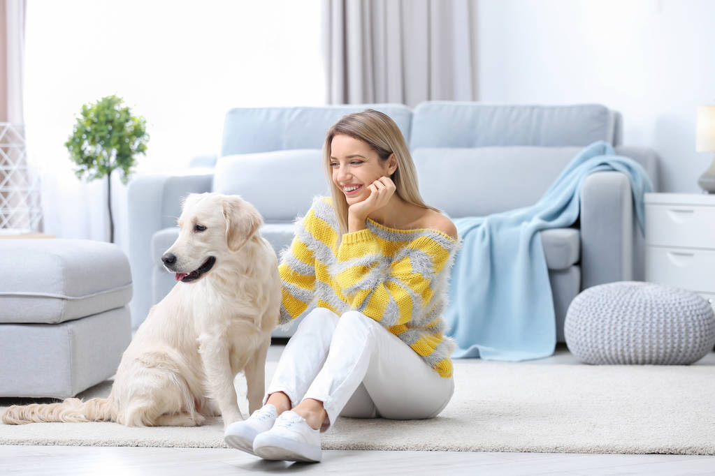 Porträt einer glücklichen Frau mit ihrem Hund zu Hause - Foto, Bild