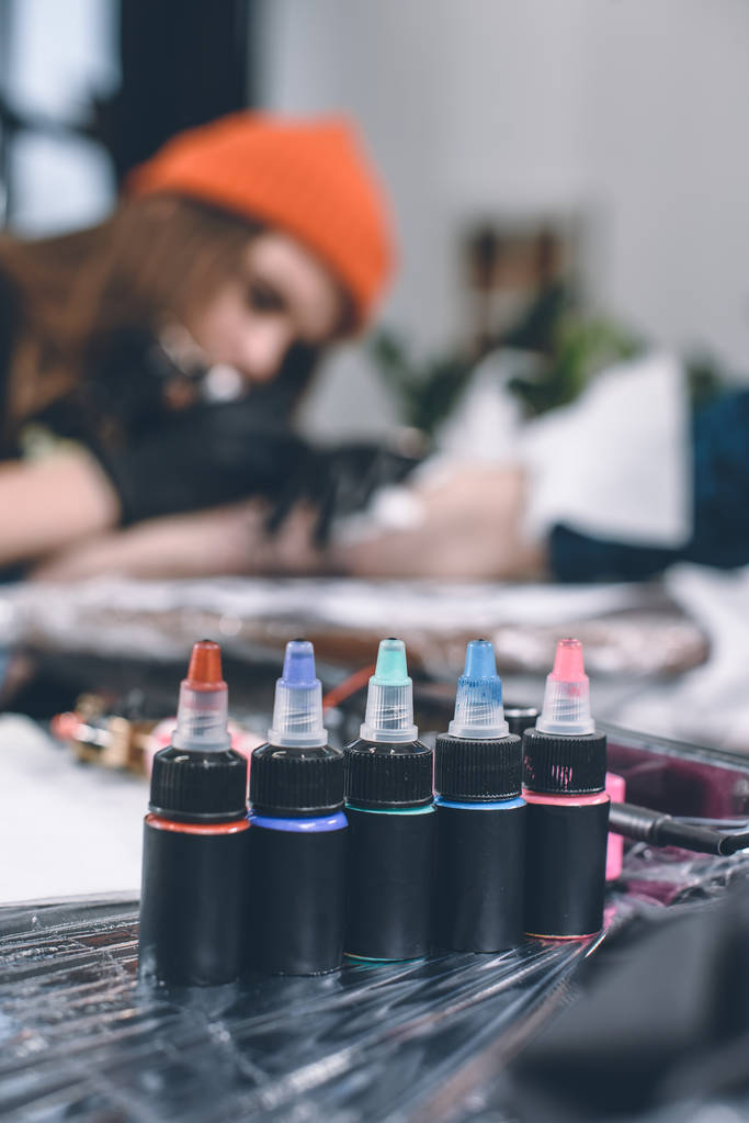 Flessen inkt voor werkende tattoo meester - Foto, afbeelding