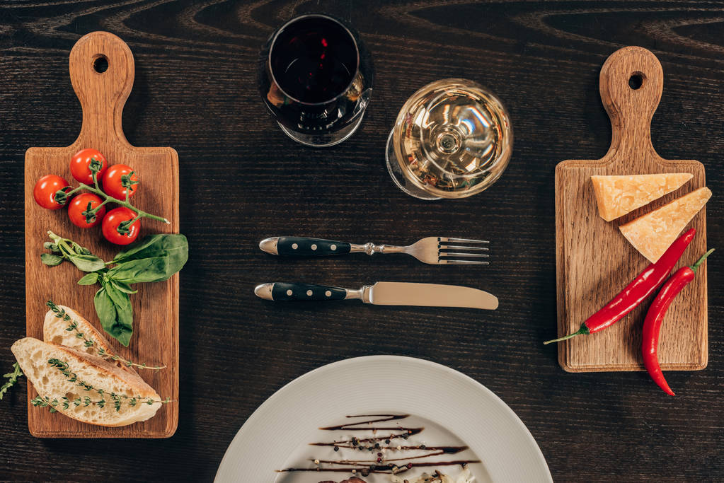 Masa üzerinde bardak şarap ve parmesan peyniri ile sebze Üstten Görünüm - Fotoğraf, Görsel