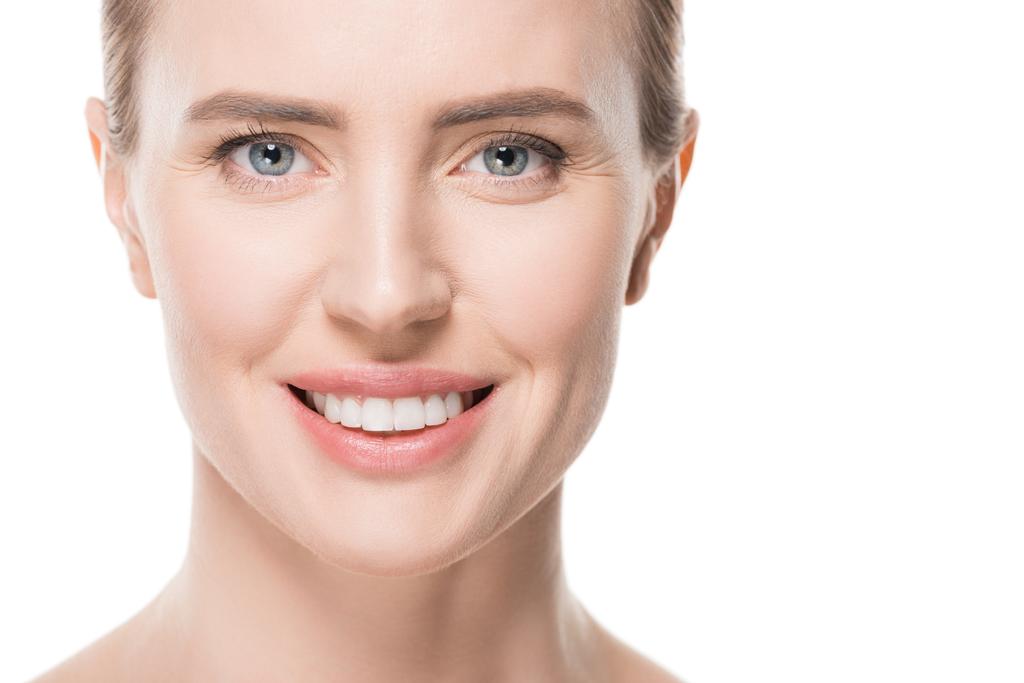 Χαμογελαστή γυναίκα με φρέσκο καθαρό δέρμα που απομονώνονται σε λευκό - Φωτογραφία, εικόνα