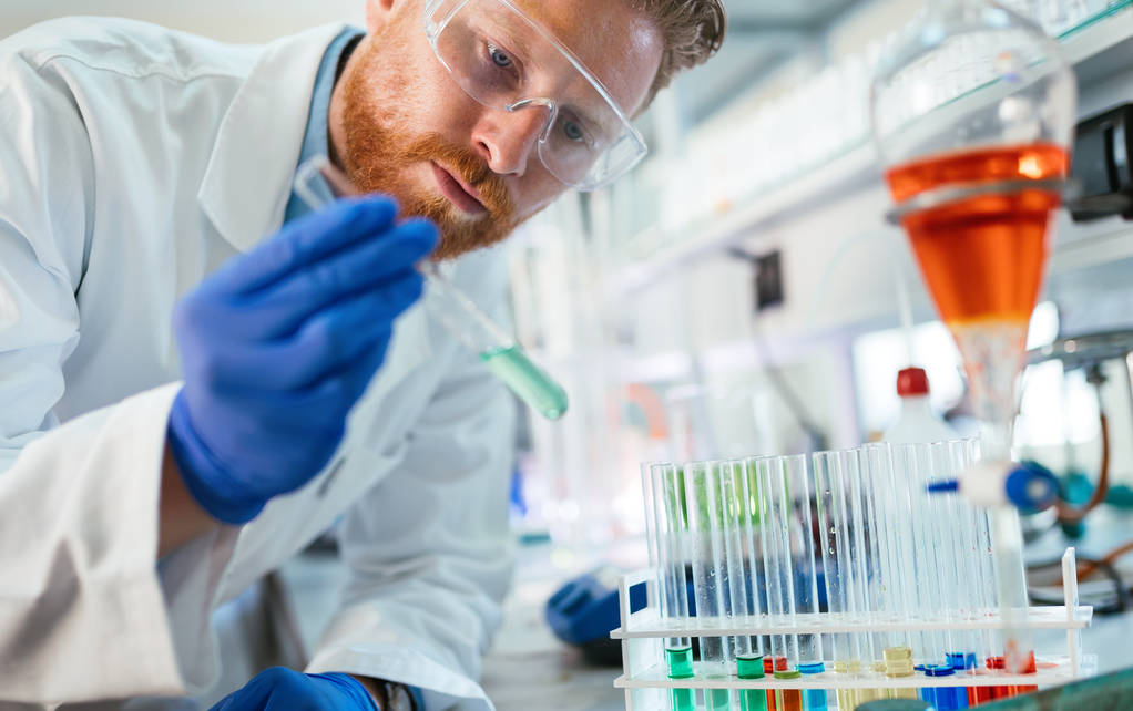 Kemian opiskelija työskentelee laboratoriossa kemikaalien kanssa
 - Valokuva, kuva