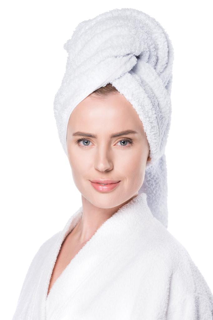 Портрет улыбающейся женщины с чистой кожей в халате и полотенце на волосах, изолированных на белом
 - Фото, изображение