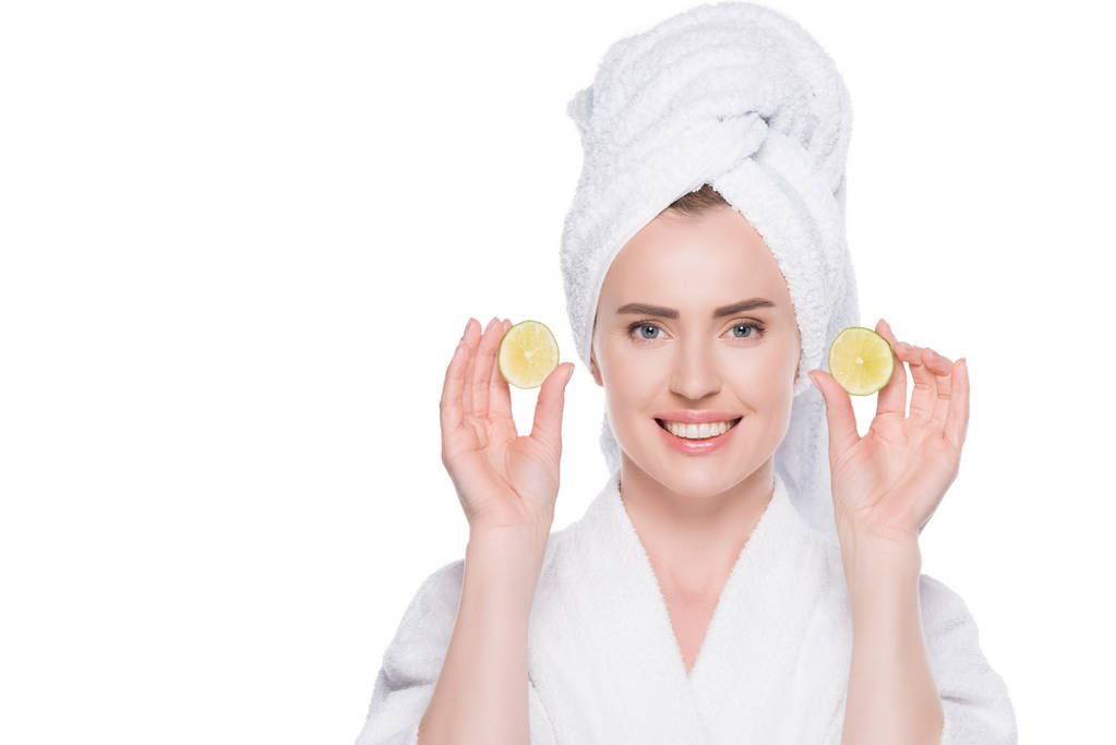 Kadın, temiz cilt üzerinde beyaz izole limon dilimleri holding - Fotoğraf, Görsel