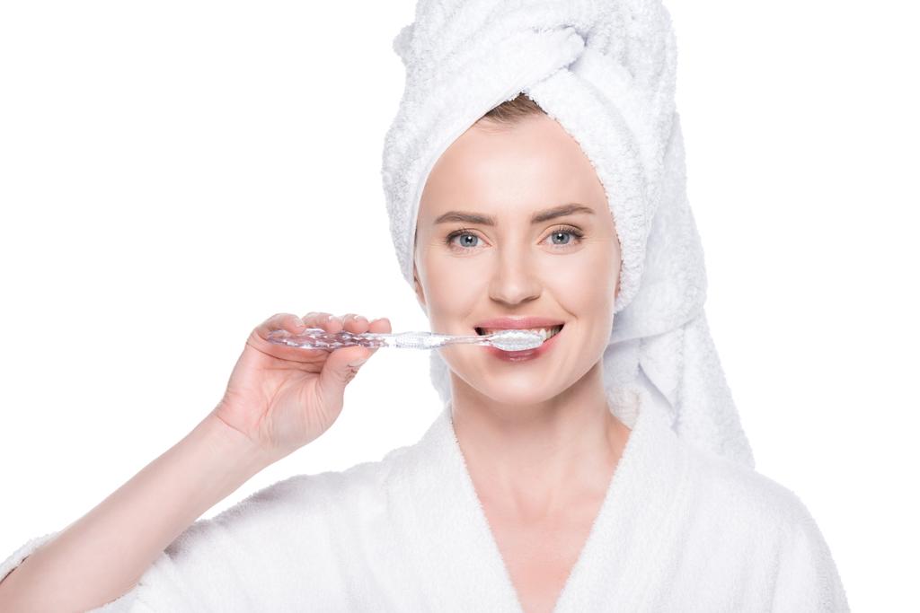 Kadın temiz deri üzerinde beyaz izole diş fırçalama ile - Fotoğraf, Görsel