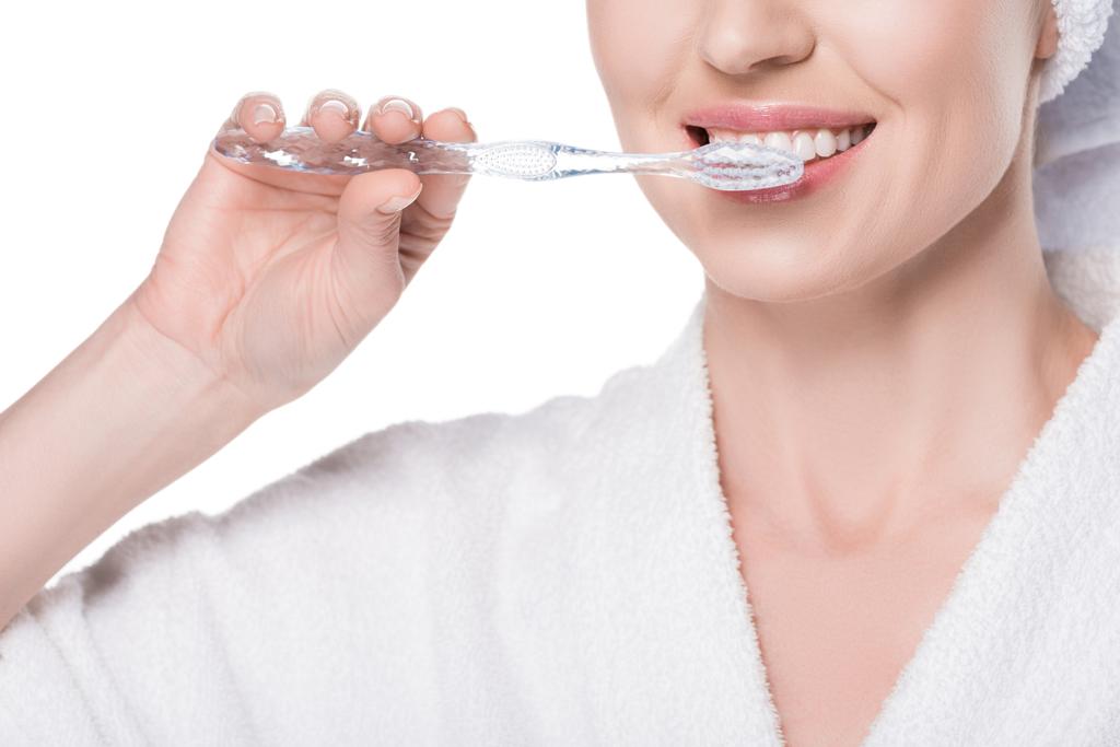 Vue recadrée de la femme brossant les dents isolées sur blanc
 - Photo, image