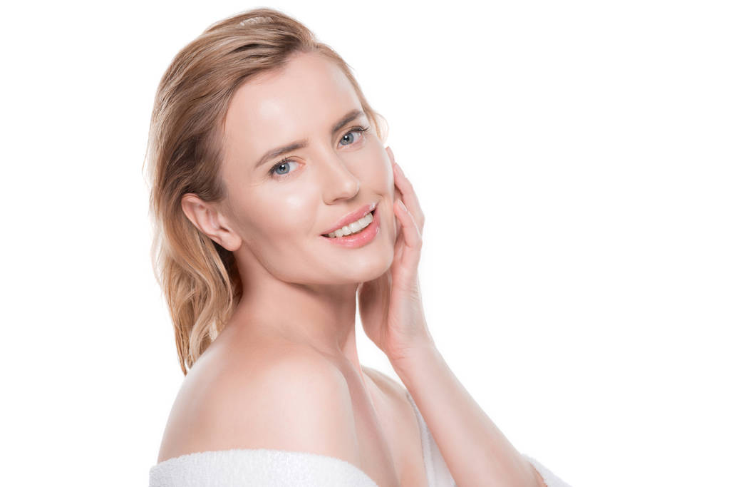 Nainen puhtaalla iholla koskettaa omia kasvoja eristetty valkoinen
 - Valokuva, kuva