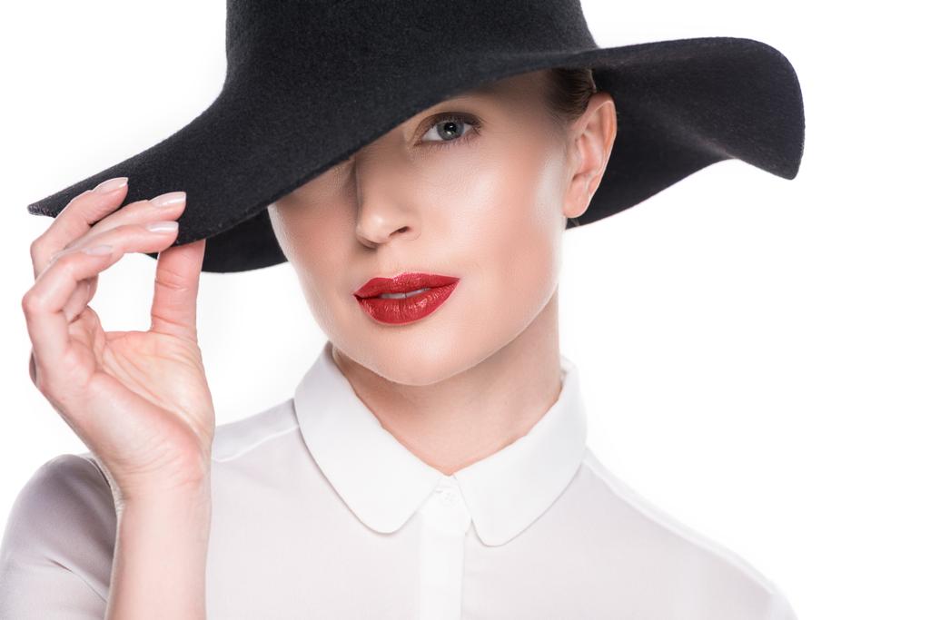 Жінка з прихованим оком під капелюхом ізольована на білому
 - Фото, зображення