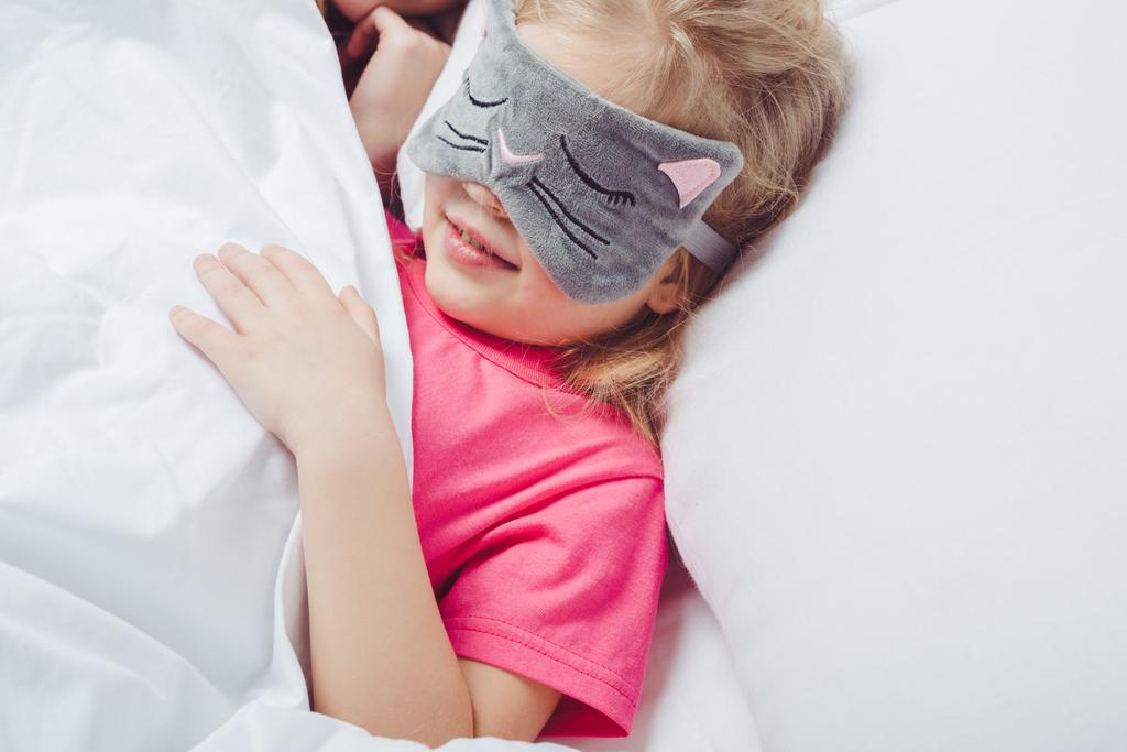 rozkošné malé dítě spát s maskou ve tvaru kočičí hlava - Fotografie, Obrázek